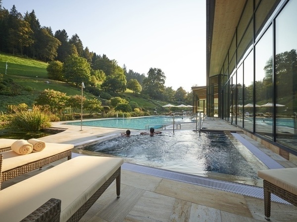 Mineraltherme Bad Teinach, Bild der wunderschönen Außenanlage bei herrlichem Wetter. Copyright: (Mit freundlicher Genehmigung der Hotel Therme Bad Teinach) Mineraltherme Bad Teinach, Bild der wunderschönen Außenanlage bei herrlichem Wetter. Copyright: (Mit freundlicher Genehmigung der Hotel Therme Bad Teinach)