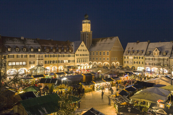 Weihnachtsmarkt auf dem Marktplatz in Freudenstadt Bildnachweis: ©Freudenstadt Tourismus/Heike Butschkus Weihnachtsmarkt auf dem Marktplatz in Freudenstadt Bildnachweis: ©Freudenstadt Tourismus/Heike Butschkus