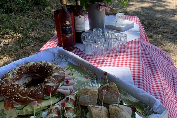 Vesperstation auf der Wanderstrecke Bildnachweis: Mit freundlicher Genehmigung der Durbach Event Gruppen und Teamveranstaltungen Vesperstation auf der Wanderstrecke Bildnachweis: Mit freundlicher Genehmigung der Durbach Event Gruppen und Teamveranstaltungen