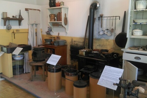 Küche vor 100 Jahren Bildnachweis: © Förderkreis "Museum in der Alten Schule" e.V. Küche vor 100 Jahren Bildnachweis: © Förderkreis "Museum in der Alten Schule" e.V.